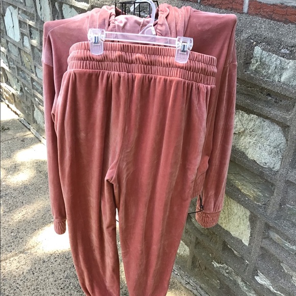 No Boundaries Velour Jogging Set - Picture 9 of 13